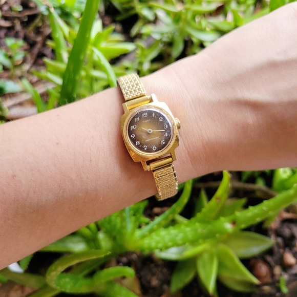 Vintage Timex Gold Stretch Watch - Picture 1 of 11